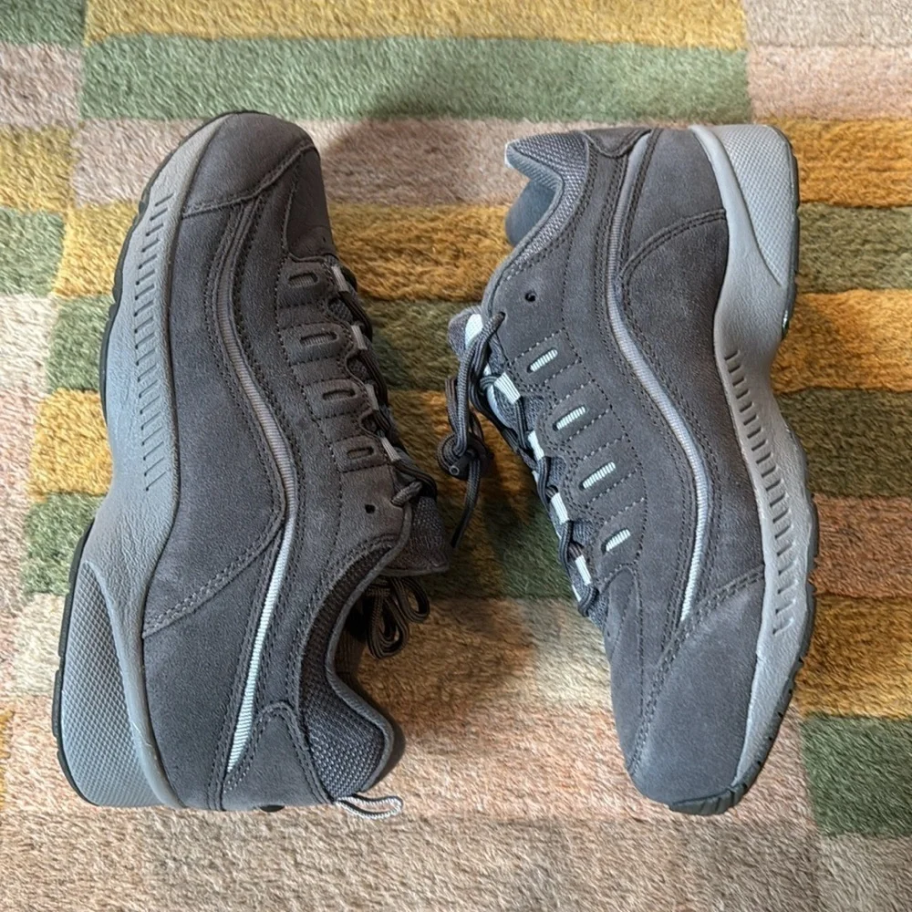 New in box Easy Spirit Women's Romy Suede Walking Shoe size 8M wide